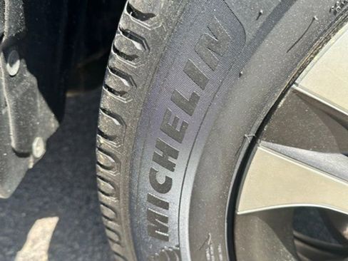 Used 2018 Toyota RAV4 LE image 11