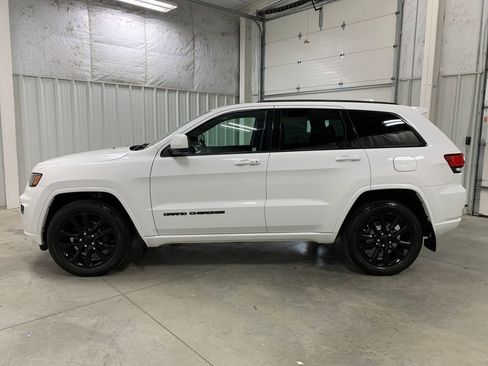 Used 2019 Jeep Grand Cherokee Altitude AWD/4WD image 22