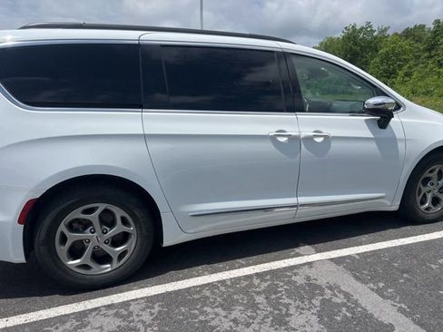 Used 2023 Chrysler Pacifica Limited FWD image 8