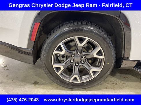Certified 2024 Jeep Wagoneer Series III AWD/4WD image 36