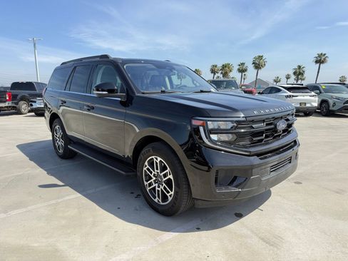 Used 2025 Ford Expedition Active image 4