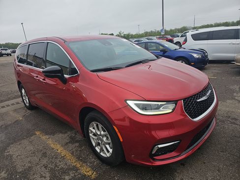 Used 2025 Chrysler Pacifica Select FWD image 3