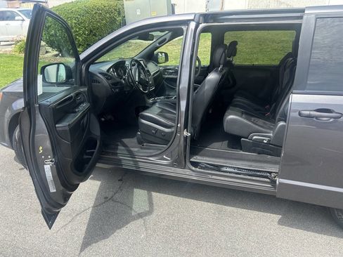Used 2018 Dodge Grand Caravan SXT w/ Driver Convenience Group FWD image 4