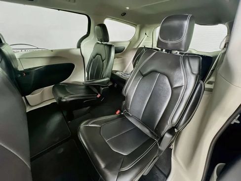 Used 2024 Chrysler Pacifica Touring-L FWD image 24