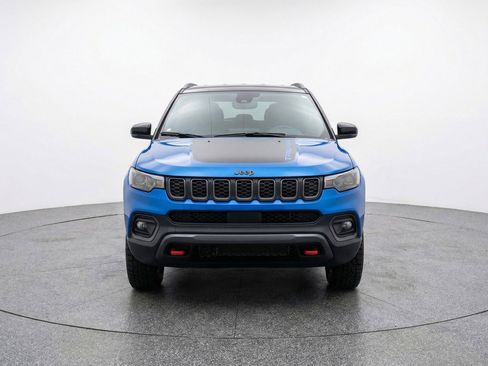 Used 2025 Jeep Compass Trailhawk AWD/4WD image 2