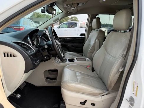 Used 2015 Chrysler Town & Country Limited FWD image 11