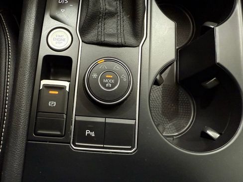 Used 2021 Volkswagen Atlas SE image 40