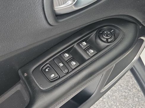 Used 2019 Jeep Compass Latitude FWD image 28