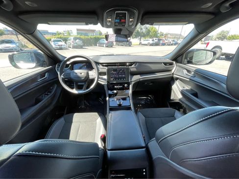 New 2025 Jeep Grand Cherokee L Altitude image 11