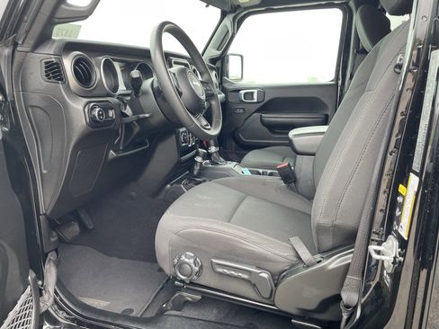 Used 2023 Jeep Gladiator Sport image 3