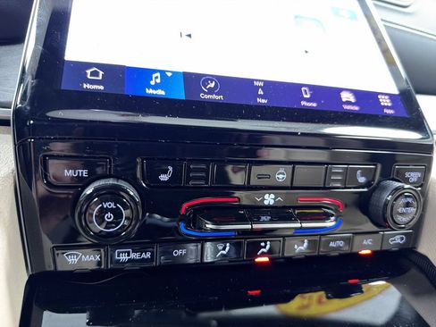 Used 2025 Jeep Grand Cherokee L Limited AWD/4WD image 25