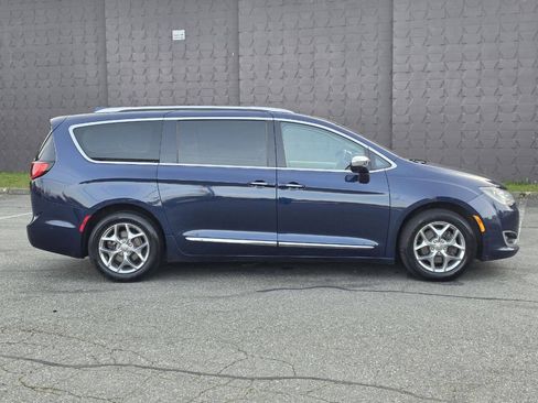 Used 2017 Chrysler Pacifica Limited w/ UConnect Theater Package FWD image 4