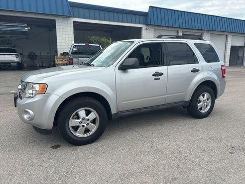 Used 2010 Ford Escape XLT FWD image 2