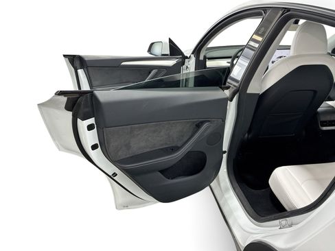 Certified 2023 Tesla Model Y AWD image 10