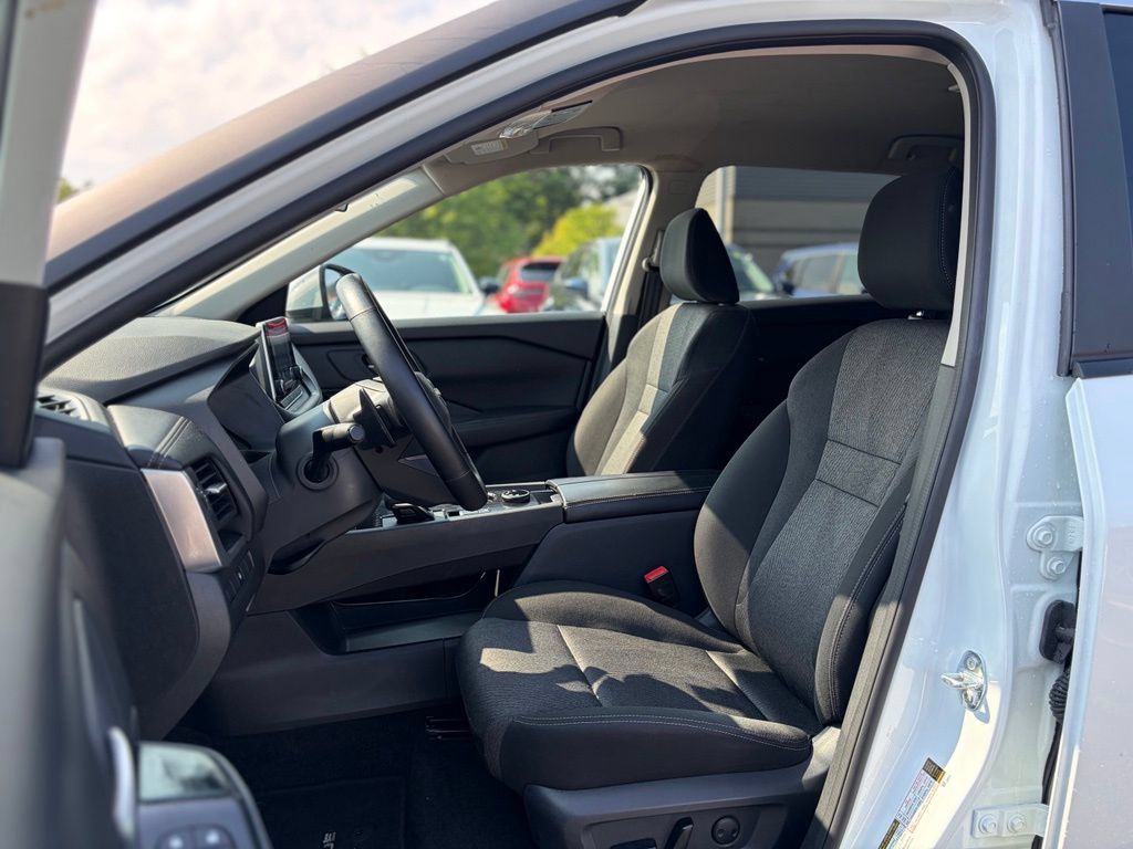 Used 2025 Nissan Rogue SV AWD/4WD image 20