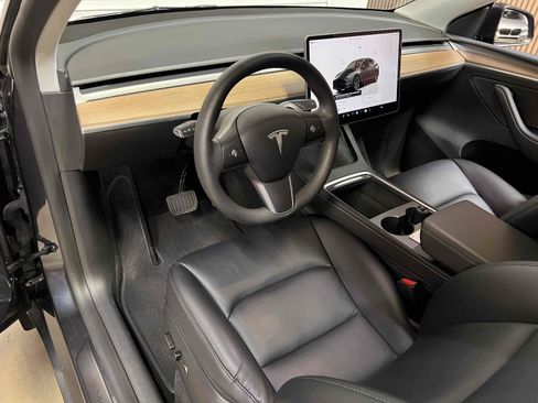 Used 2025 Tesla Model Y Long Range AWD/4WD image 3