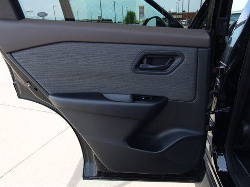 Used 2023 Nissan Rogue S AWD/4WD image 38