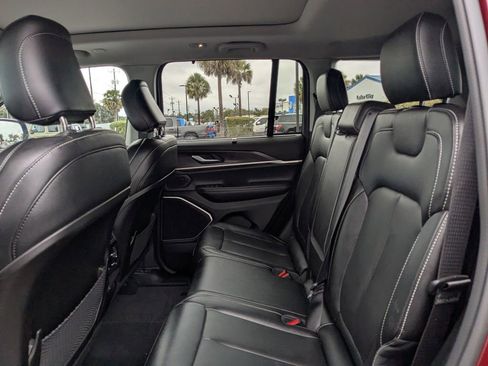 Used 2024 Jeep Grand Cherokee Limited w/ Luxury Tech Group II image 15