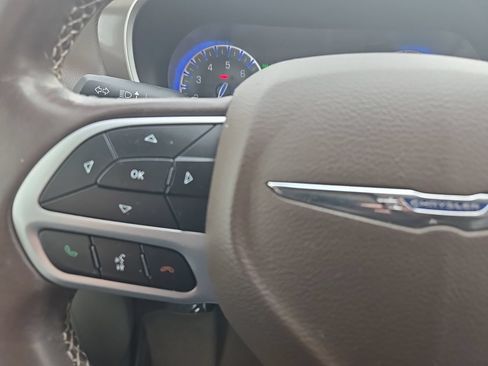 Used 2018 Chrysler Pacifica Touring-L FWD image 15