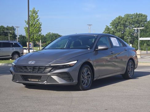 Certified 2024 Hyundai Elantra SEL FWD image 2