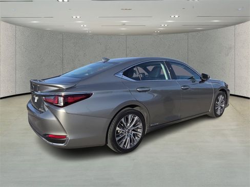 Used 2021 Lexus ES 300h w/ Premium Package image 3