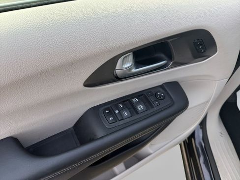 Used 2024 Chrysler Pacifica Touring-L FWD image 14