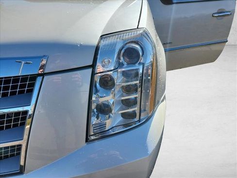 Used 2011 Cadillac Escalade Platinum image 26