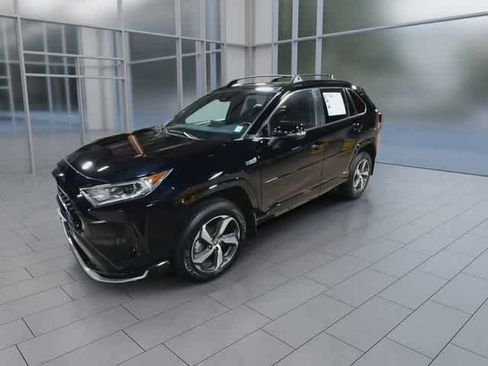Used 2021 Toyota RAV4 SE w/ Weather & Moonroof Package AWD/4WD image 4