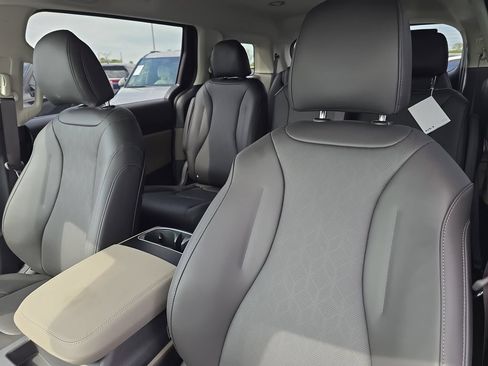 New 2026 Kia Carnival FWD image 23