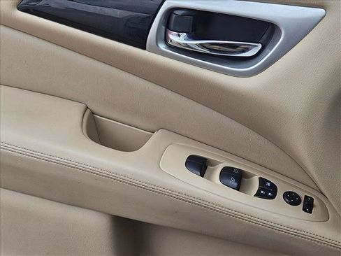 Used 2019 Nissan Pathfinder SV FWD image 6