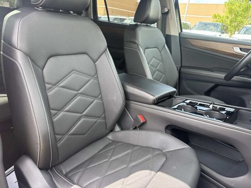 Used 2025 Volkswagen Atlas SE FWD image 12