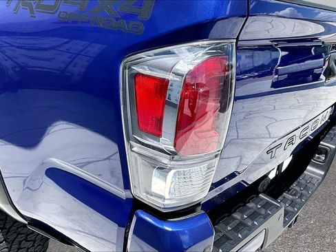 Used 2022 Toyota Tacoma TRD Off-Road w/ TRD Premium Off Road Package AWD/4WD image 22