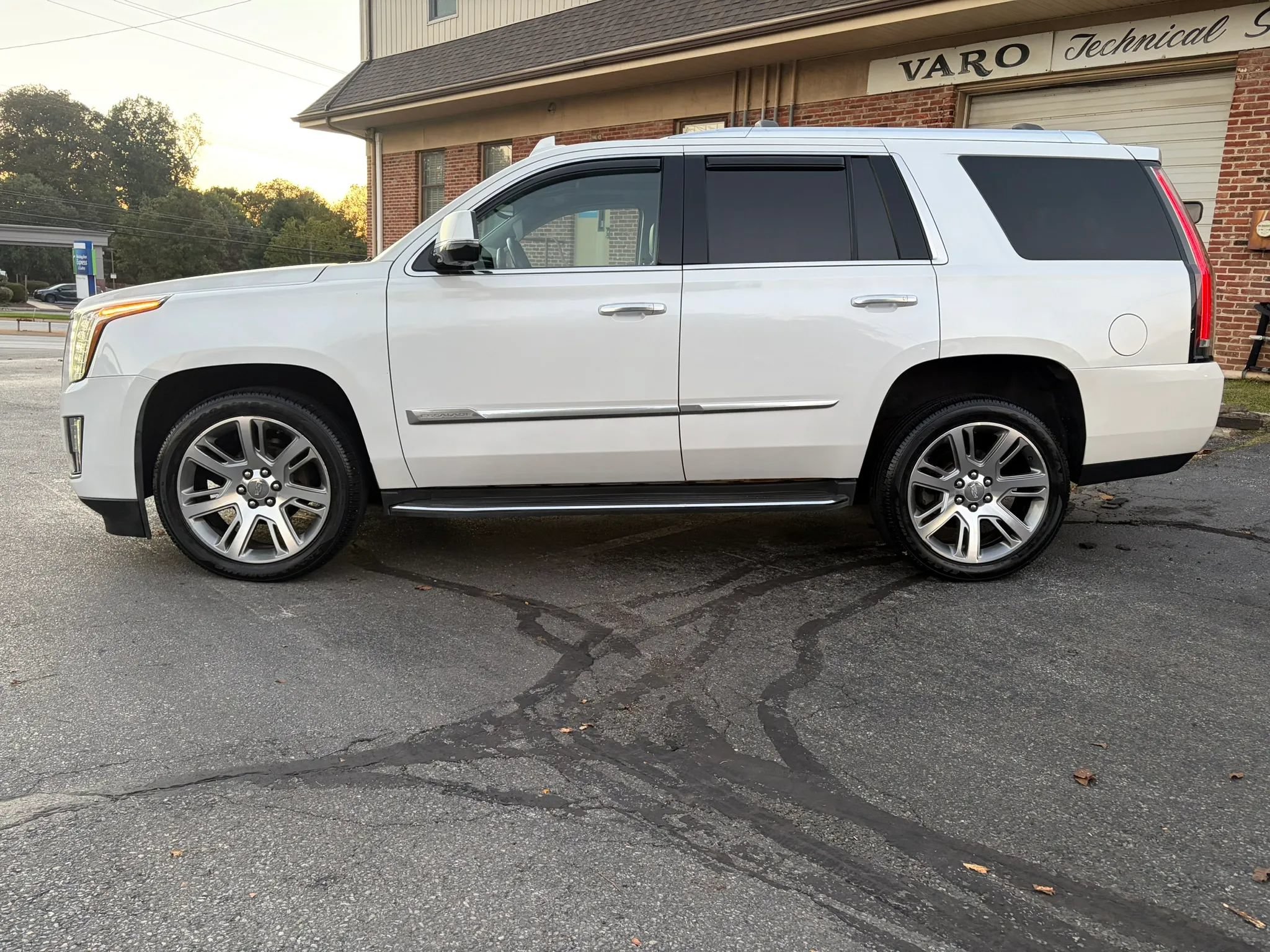 Used 2016 Cadillac Escalade Luxury AWD/4WD image 4