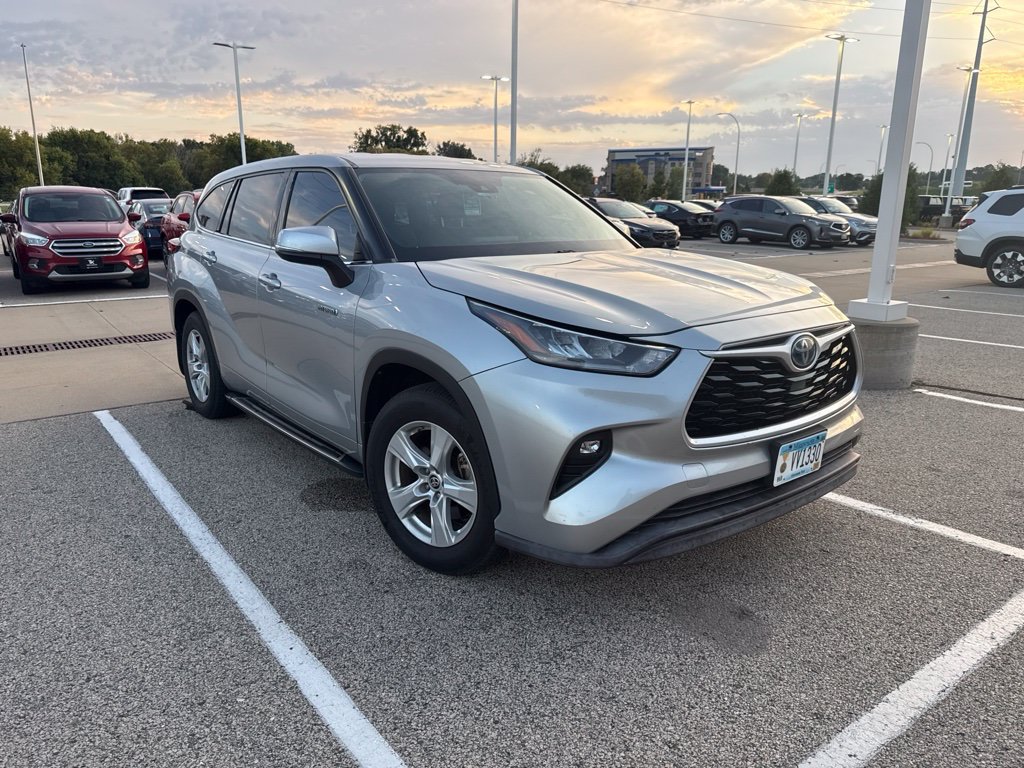 Used 2020 Toyota Highlander LE FWD image 2