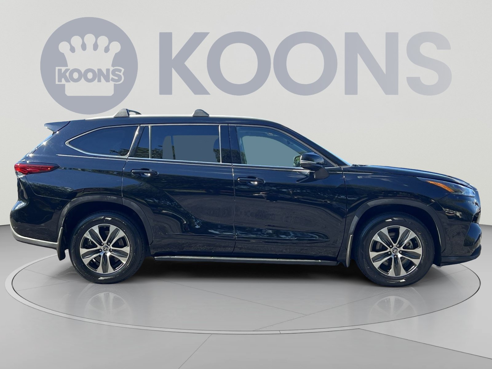 Used 2022 Toyota Highlander XLE AWD/4WD image 10