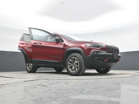 Used 2021 Jeep Cherokee Trailhawk w/ Sun, Sound & Nav Group AWD/4WD image 39