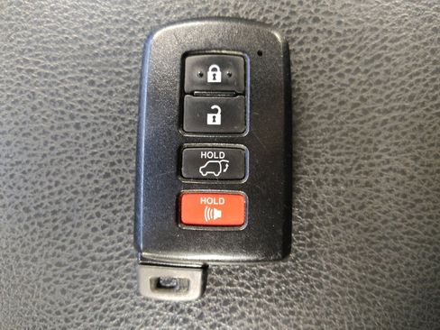 Used 2019 Toyota Highlander SE image 32