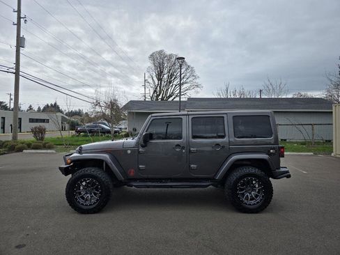 Used 2016 Jeep Wrangler Unlimited Sahara image 8