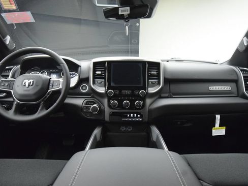 New 2026 RAM 1500 4x4 Crew Cab image 38