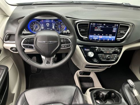 Used 2024 Chrysler Pacifica Touring-L FWD image 13