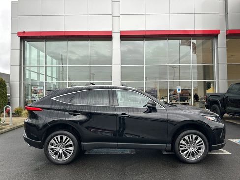 Used 2024 Toyota Venza XLE image 2