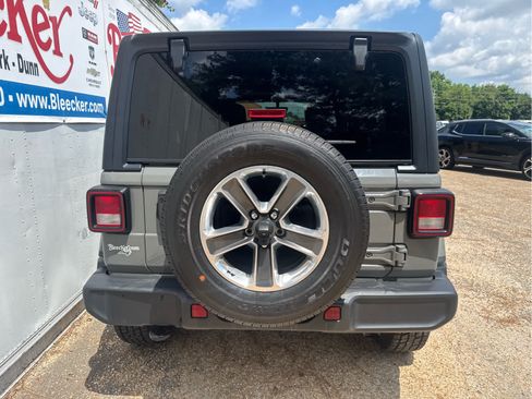 Used 2022 Jeep Wrangler Unlimited Sahara AWD/4WD image 4