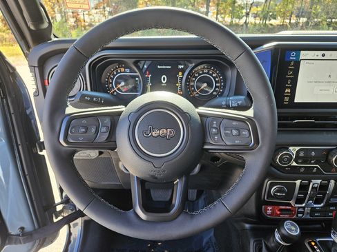 Used 2025 Jeep Gladiator Rubicon w/ Convenience Group image 25