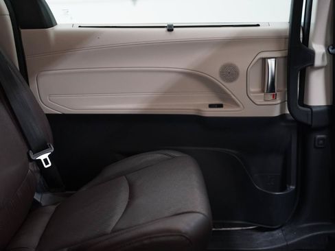 Used 2021 Toyota Sienna Platinum AWD/4WD image 36