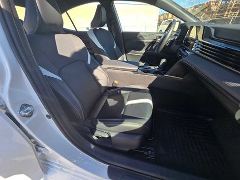 Used 2025 Toyota Camry SE image 11