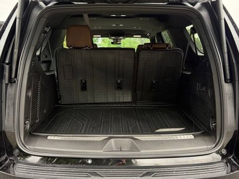 Used 2025 Chevrolet Suburban High Country AWD/4WD image 13