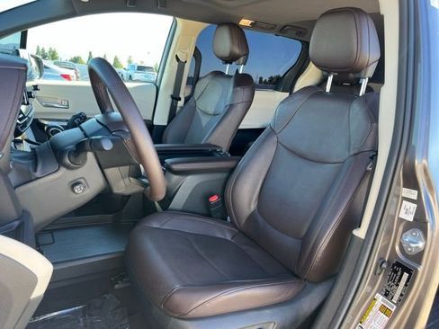 Certified 2023 Toyota Sienna Platinum image 14
