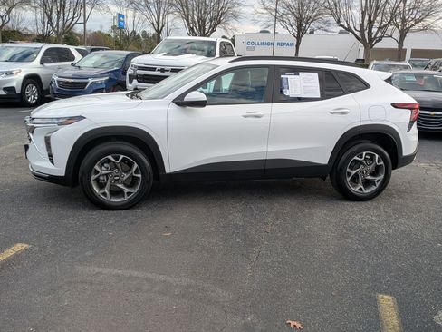 Used 2025 Chevrolet Trax LT w/ LT Convenience Package image 6