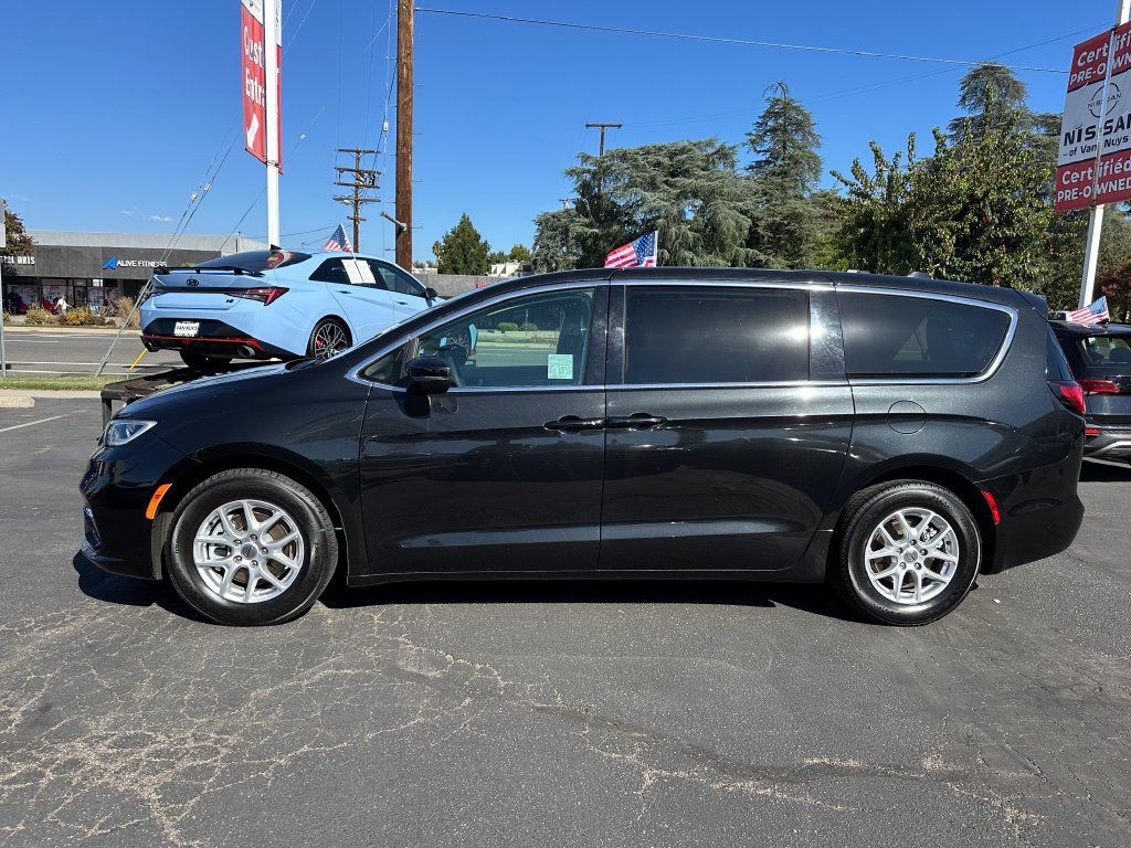 Used 2023 Chrysler Pacifica Touring-L FWD image 3