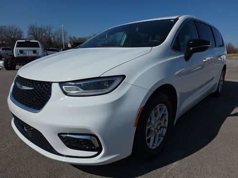 Used 2024 Chrysler Pacifica Touring-L image 1